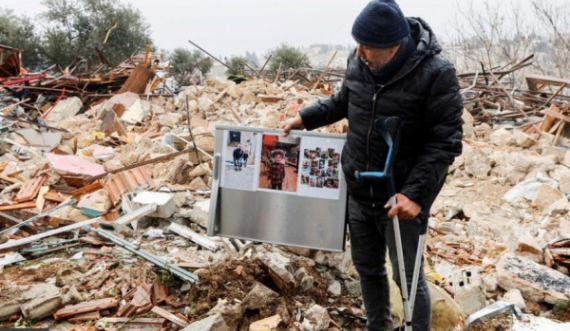 Izraeli ia rrëzon shtëpinë dhe dëbon familjen palestineze nga Jerusalemi