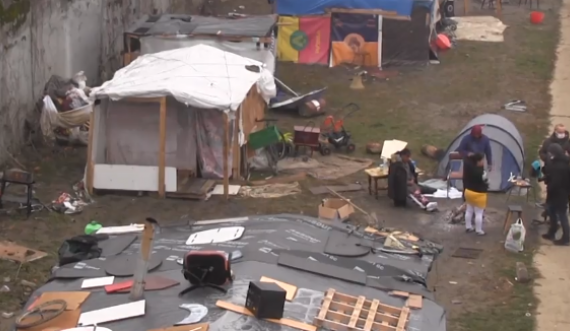 Përmbytet kampi i azilkërkuesve shqiptarë në Francë