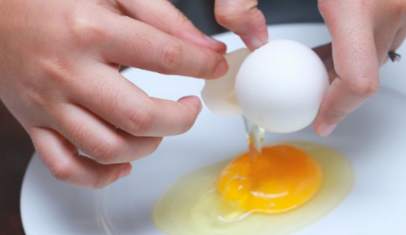 A e dini çfarë ndodh në trupin tuaj kur hani vetëm të bardhën e vezës e jo të verdhën?