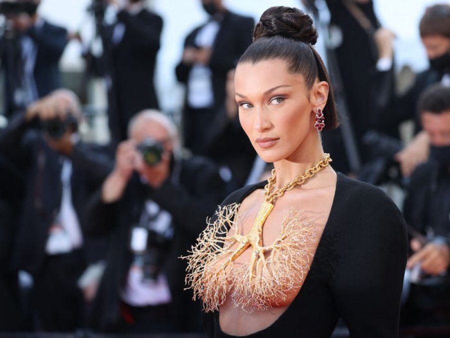 Bella Hadid flet si kurrë më parë për problemet e shëndetit mendor