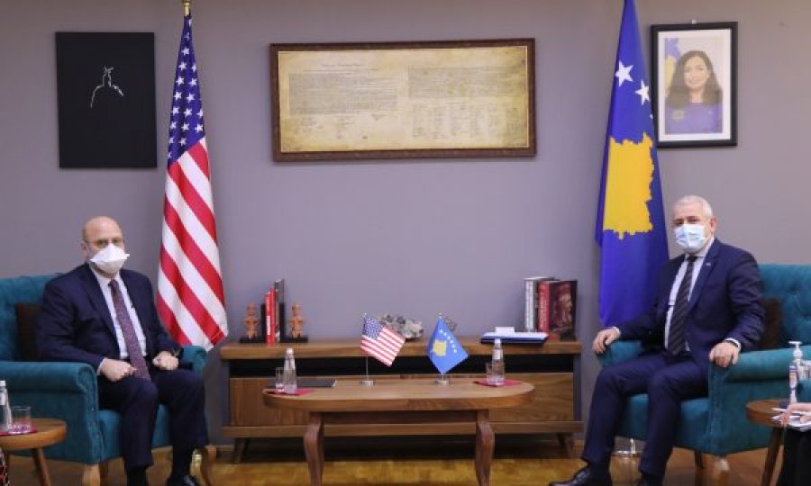 Ambasadori Hovenier takohet ministrin Sveçla, ripërsërit mbështetjen e ShBA-së