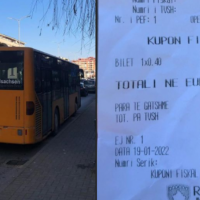Skandal: Autobusët për Fushë Kosovë marrin 70 cent për biletë, kuponin e lëshojnë me çmim 40 cent