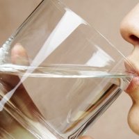 Sa ujë duhet të pini në ditë? 