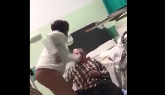 Gruaja e rrah brutalisht burrin në Spitalin e Gjakovës
