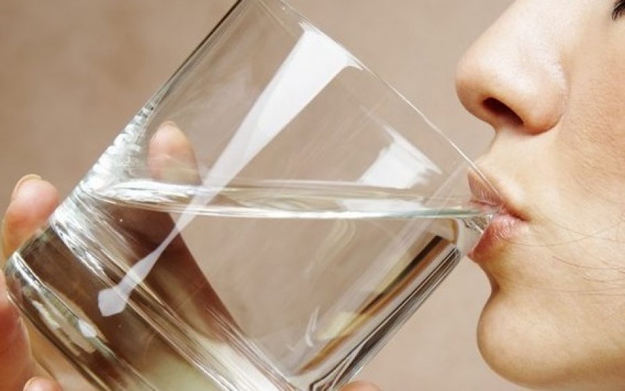Pse nuk duhet të pimë ujë të ftohtë
