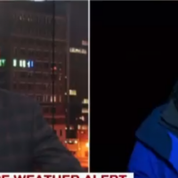 Momenti kur gazetarja përplaset nga vetura derisa po raportonte live
