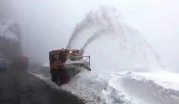 Ministria e Infrastrukturës tregon a janë të kalueshme rrugët pas reshjeve të borës