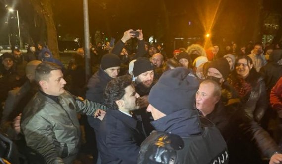 Tollovi në Mal të Zi, Abazoviq përballet me protestuesit pas paralajmërimeve për qeveri të pakicës