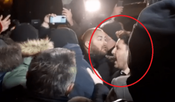 Abazoviq futet në mes të turmës së protestuesve, zbulohet çfarë iu tha