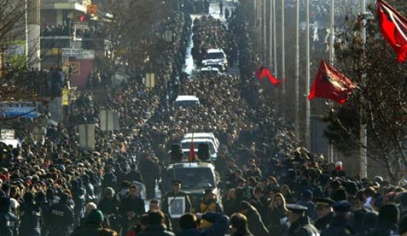 Homazhe në acar, pamje nga nderimet për Ibrahim Rugovën para 16 vjetësh