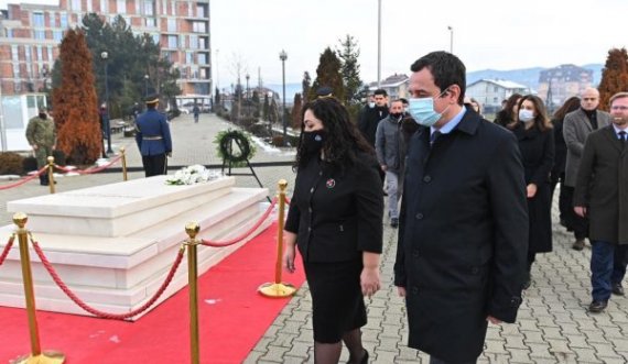 Presidentja Osmani e kryeministri Kurti sot bëjnë homazhe tek varri i Ibrahim Rugovës