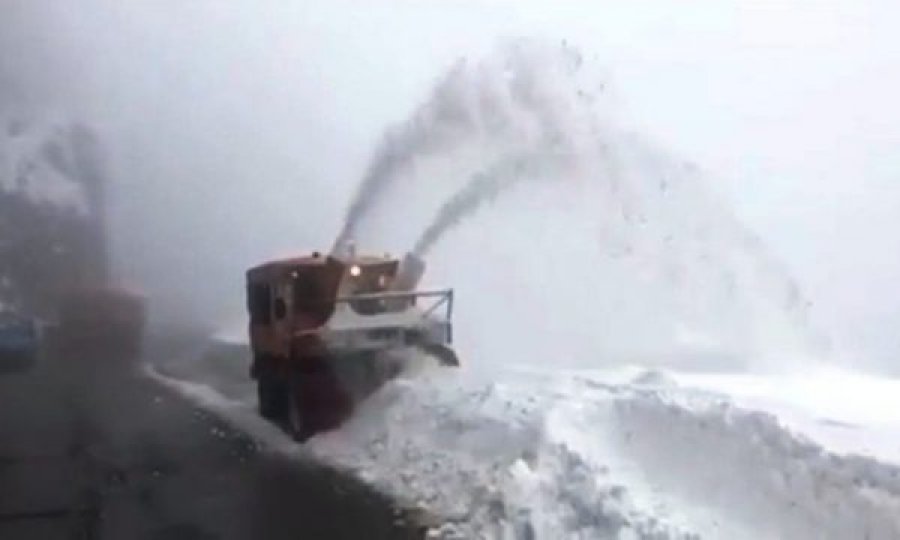 Ministria e Infrastrukturës tregon a janë të kalueshme rrugët pas reshjeve të borës