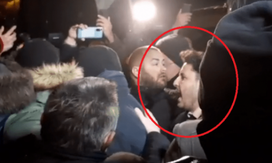 Abazoviq futet në mes të turmës së protestuesve, zbulohet çfarë iu tha