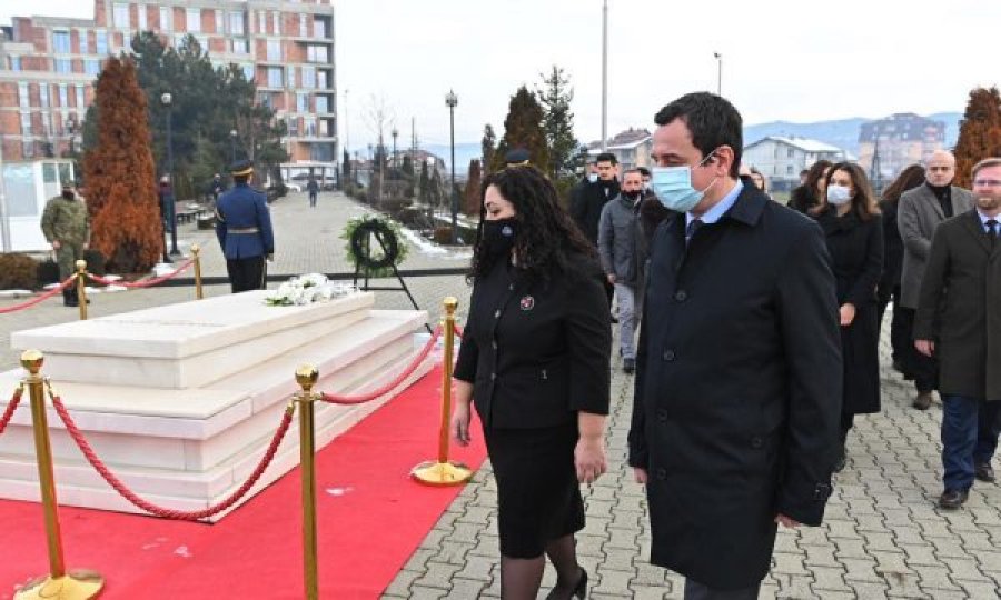 Presidentja Osmani e kryeministri Kurti sot bëjnë homazhe tek varri i Ibrahim Rugovës