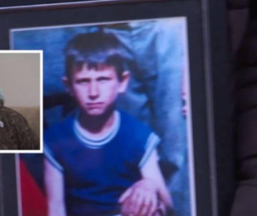 Nëna e 17-vjeçarit të rivarrosur sot: Edhe tash i shoh lotët e tij para se me vra serbët