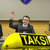Masat e Qeverisë: Mos hipni më shumë se dy persona në taksi