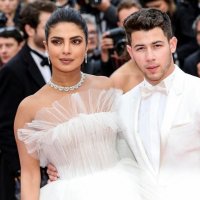 Priyanka Chopra dhe Nick Jonas bëhen prindër për herë të parë