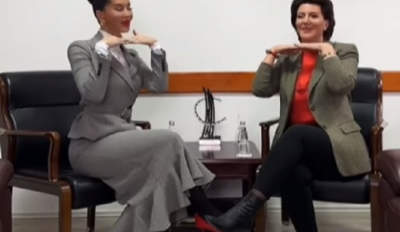 Një video e ish-presidentes Jahjaga bashkë me Dafina Zeqirin bëhet hit në internet