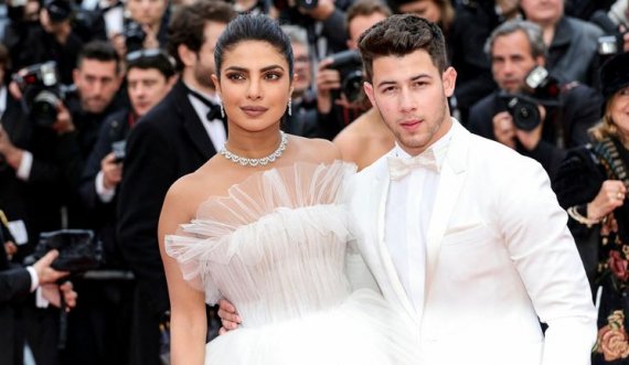 Priyanka Chopra dhe Nick Jonas bëhen prindër për herë të parë