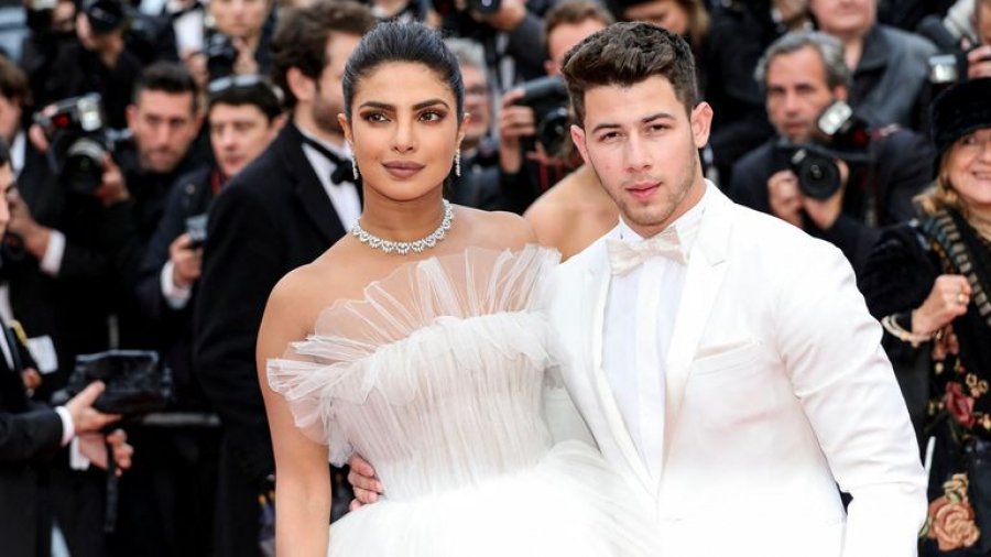 Priyanka Chopra dhe Nick Jonas bëhen prindër për herë të parë