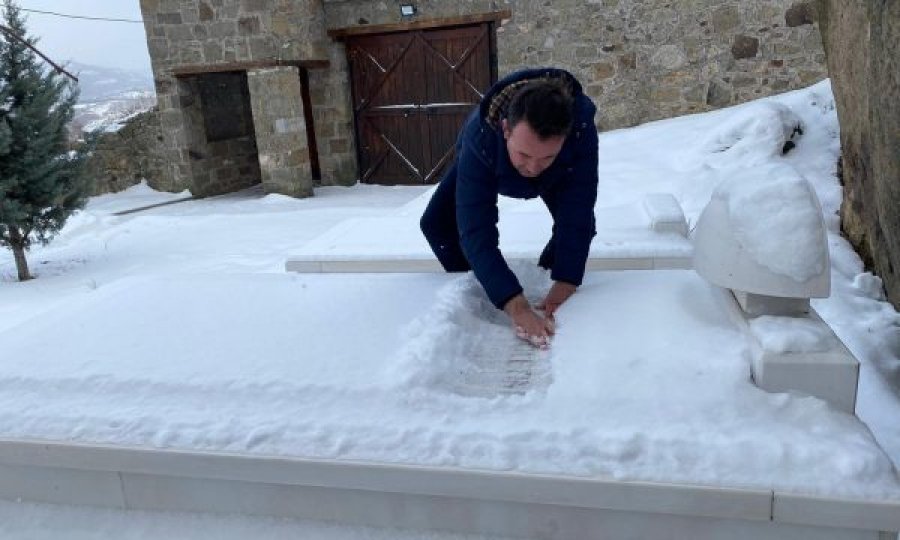 Ministri Peci e pastron borën te varri i Isa Boletinit: Ideali i Ises sfidohet edhe sot