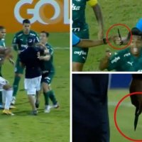 Sulm me thikë në fushën e lojes –  u pezullua për disa minuta ndeshja në futbollin brazilian