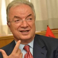 Situatë e pakëndshme për Xhavit Halitin, i grisen pantallonat gjatë seancës