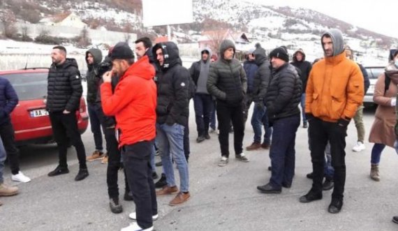 Protestuesit tentojnë ta kalojnë kufirin në Morinë, përplasen me policinë