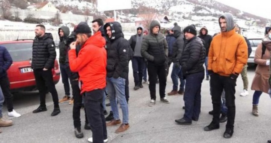 Protestuesit në Morinë tentojnë ta kalojnë kufirin, përplasen me policinë
