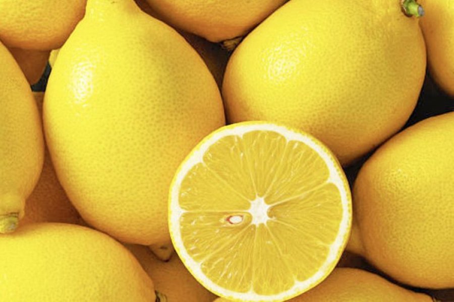 Sheqer e limon për pastrimin e lëkurës
