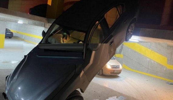 Vetura bie nga kati i parkingut nëntokësor në Prishtinë