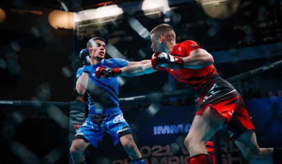 Vetëm 26 sekonda – Kosovari  Arlind Berisha ‘neutralizon’ kundërshtarin, gjyqtarja e ndërpret duelin në MMA