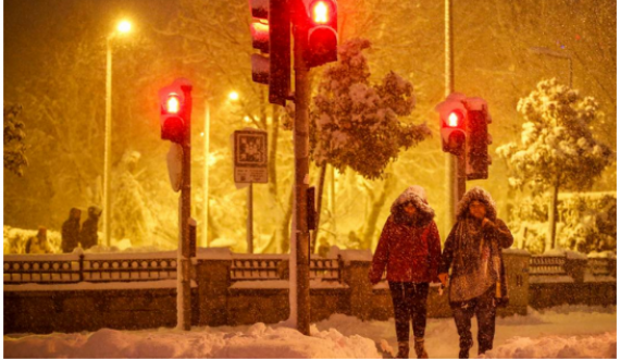 Lirohen shoferët e bllokuar në Stamboll e Athinë pas stuhisë masive të dëborës