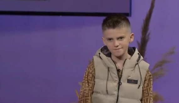 “Tu repovat po m’nxen mëngjesi”, ky është 13-vjeçari kosovar që po e dëgjoni kudo në TikTok