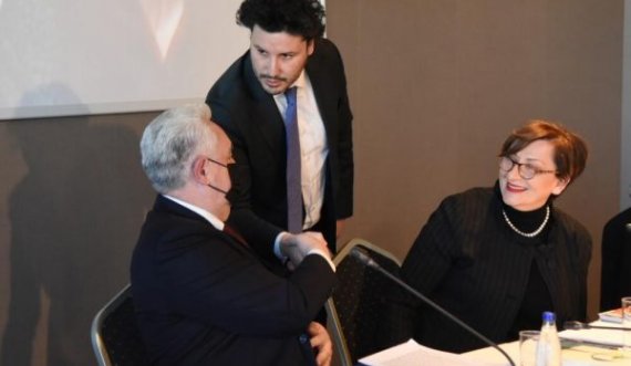 Duan ta rrëzojnë njëri-tjetrin, por sot shtrënguan duart
