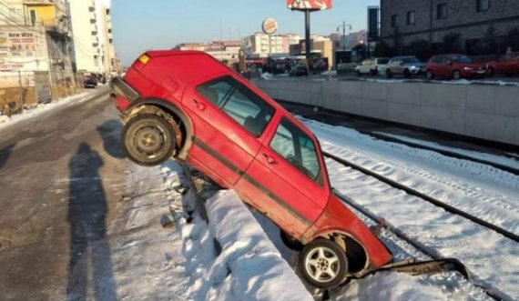 Me Golf 2 bie në kanalin afër hekurudhës, dënohet shoferi dhe mirëmbajtësi i rrugës në Ferizaj