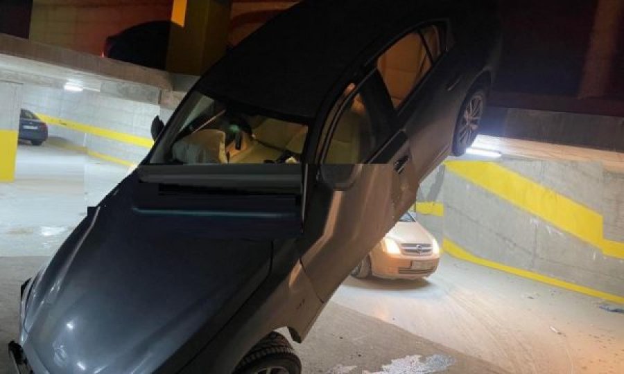 Vetura bie nga kati i parkingut nëntokësor në Prishtinë