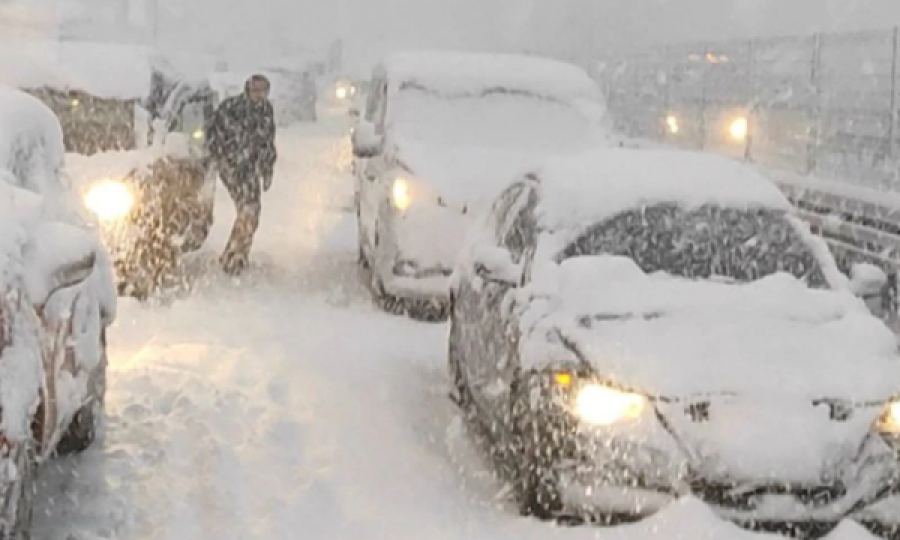 Pamje nga Stambolli i mbuluar me borë, ndërpritet qarkullimi i veturave