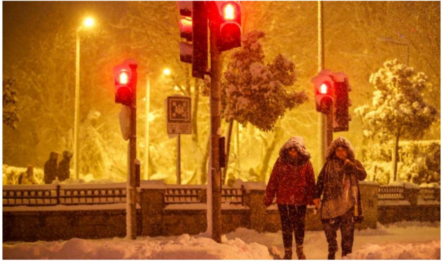 Lirohen shoferët e bllokuar në Stamboll e Athinë pas stuhisë masive të dëborës