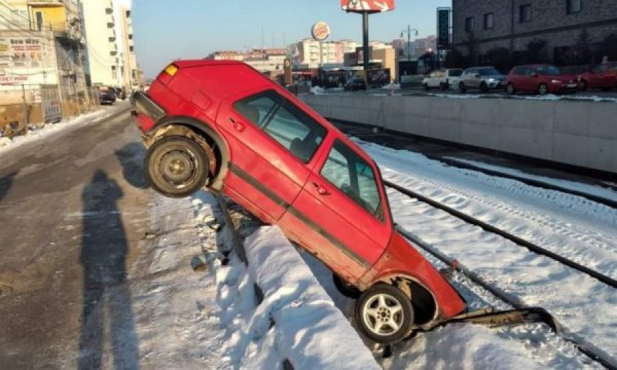 Me Golf 2 bie në kanalin afër hekurudhës, dënohet shoferi dhe mirëmbajtësi i rrugës në Ferizaj