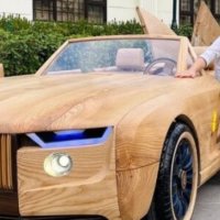 Babai i bën djalit një Rolls Royce nga druri