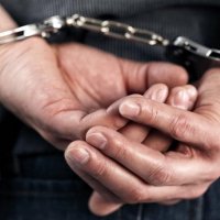 Bashkëjetoi me një vajzë të mitur, arrestohet e më pas lirohet vushtrriasi