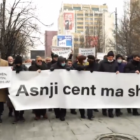 “Asnji cent ma shumë!”, protestuesit nisen drejt Qeverisë
