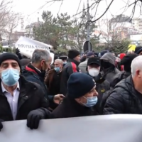 Plaku militant hallakatet në protestë, i drejtohet Kurtit: Të kallxojmë na ty me t’29’tin