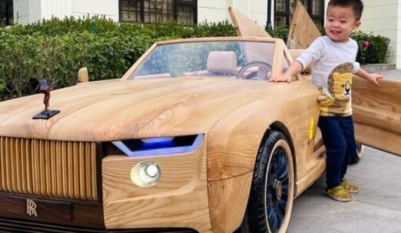 Babai i bën djalit një Rolls Royce nga druri