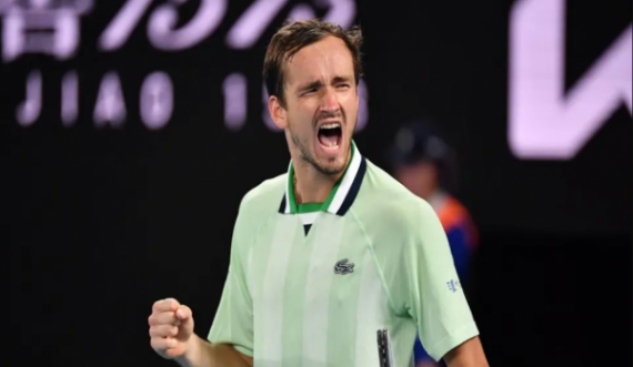 Medvedevi e mposht Aguer-Aliassimen në një ndeshje triller për ta arritur gjysmëfinalen në Australian Open