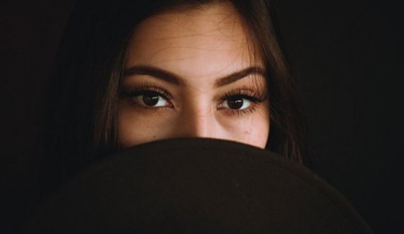 Ja si të shmangni shenjat e plakjes rreth syve