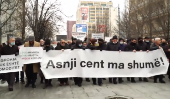 Qytetarët protestojnë kundër shtrenjtimit të rrymës