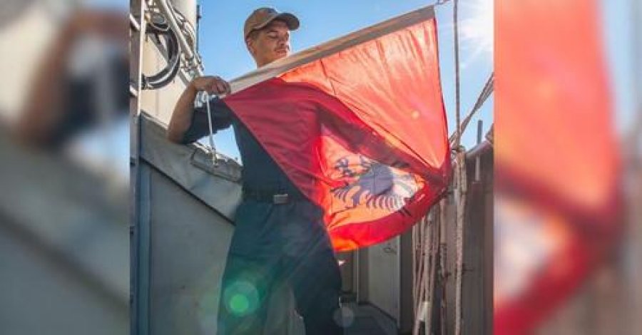 Momenti kur flamuri shqiptar valëvitet në “bishën” amerikane