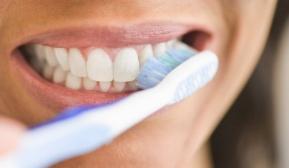 Sa gjatë duhet t’i pastroni dhëmbët?